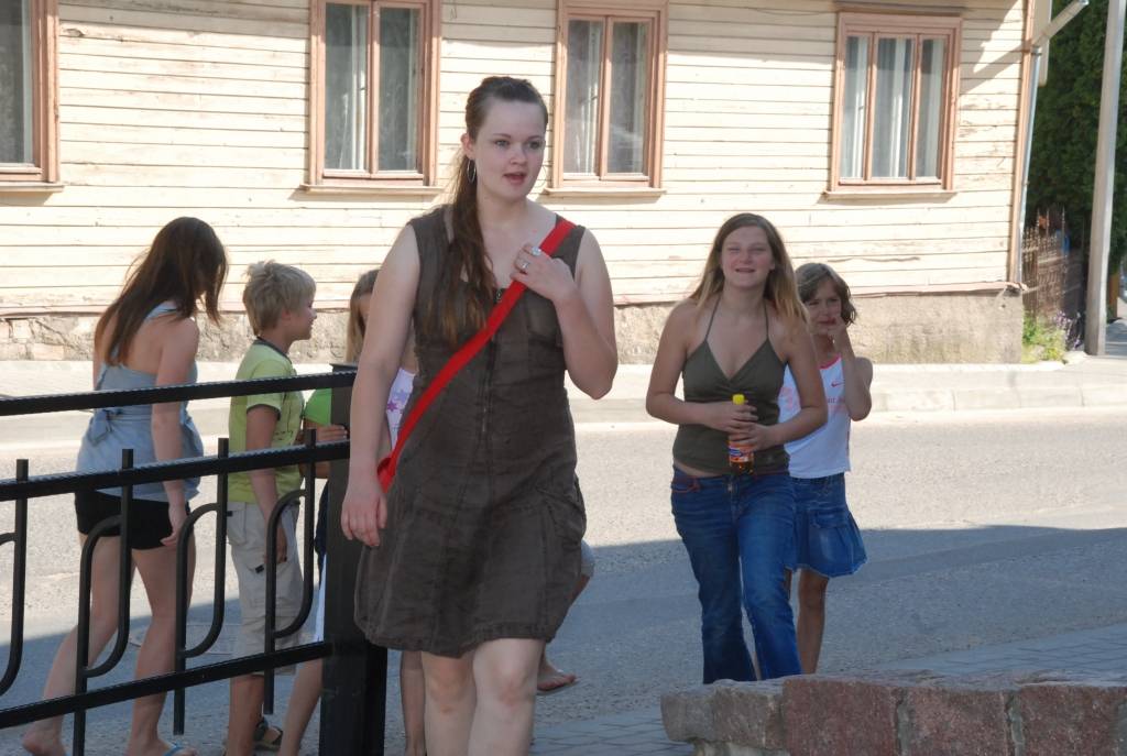 Šomēnes Aizputē notiek  vasaras nometnes, kuru laikā jaunietes no Latvijas un Spānijas iesaistās brīvprātīgajā darbā. Viņas vada nodarbības skolēniem, palīdz veciem un slimiem cilvēkiem pansionātā, kā arī iesaistās jaunuzceltās Romas...
Autors: Iluta Dreimane
