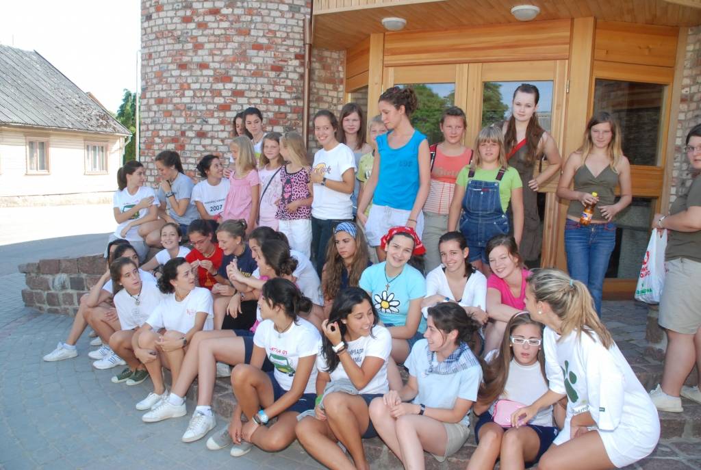 Šomēnes Aizputē notiek  vasaras nometnes, kuru laikā jaunietes no Latvijas un Spānijas iesaistās brīvprātīgajā darbā. Viņas vada nodarbības skolēniem, palīdz veciem un slimiem cilvēkiem pansionātā, kā arī iesaistās jaunuzceltās Romas...
Autors: Iluta Dreimane