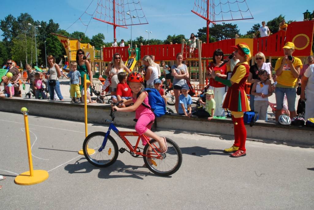 Šodien, 3. jūlijā, Liepājā, Jūrmalas parkā Bērnu rotaļu laukumā,  45 labākie bērni un jaunieši no piecām lielākajām Kurzemes pilsētām – Liepājas, Kuldīgas, Talsiem, Saldus un Ventspils – cīnās par bērnu rallija "Kurzeme 2009” čempiona...
Autors: Uldis Dobelis