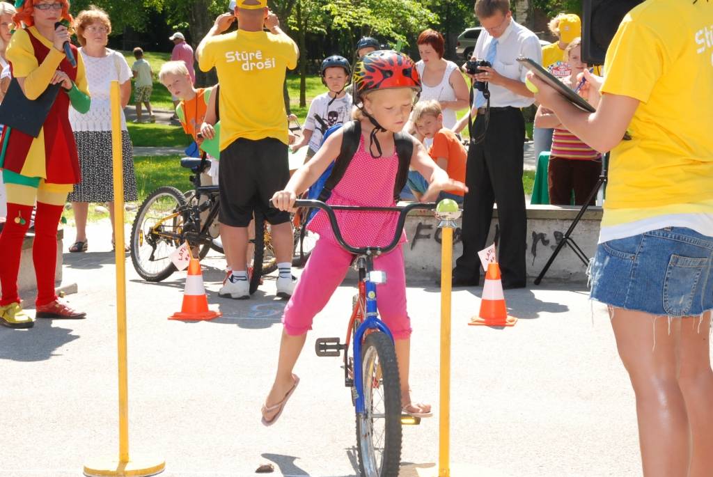 Šodien, 3. jūlijā, Liepājā, Jūrmalas parkā Bērnu rotaļu laukumā,  45 labākie bērni un jaunieši no piecām lielākajām Kurzemes pilsētām – Liepājas, Kuldīgas, Talsiem, Saldus un Ventspils – cīnās par bērnu rallija "Kurzeme 2009” čempiona...
Autors: Uldis Dobelis