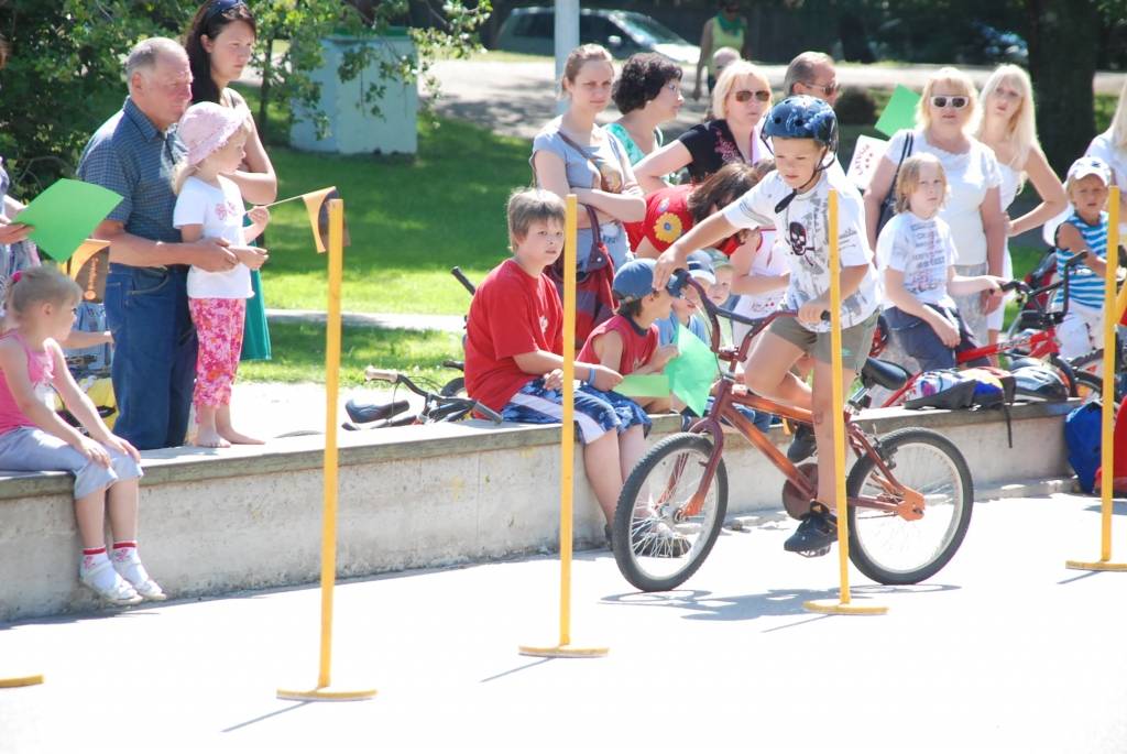 Šodien, 3. jūlijā, Liepājā, Jūrmalas parkā Bērnu rotaļu laukumā,  45 labākie bērni un jaunieši no piecām lielākajām Kurzemes pilsētām – Liepājas, Kuldīgas, Talsiem, Saldus un Ventspils – cīnās par bērnu rallija "Kurzeme 2009” čempiona...
Autors: Uldis Dobelis