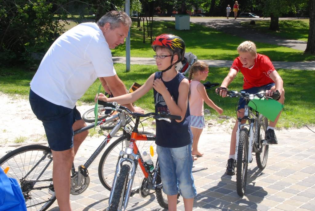 Šodien, 3. jūlijā, Liepājā, Jūrmalas parkā Bērnu rotaļu laukumā,  45 labākie bērni un jaunieši no piecām lielākajām Kurzemes pilsētām – Liepājas, Kuldīgas, Talsiem, Saldus un Ventspils – cīnās par bērnu rallija "Kurzeme 2009” čempiona...
Autors: Uldis Dobelis