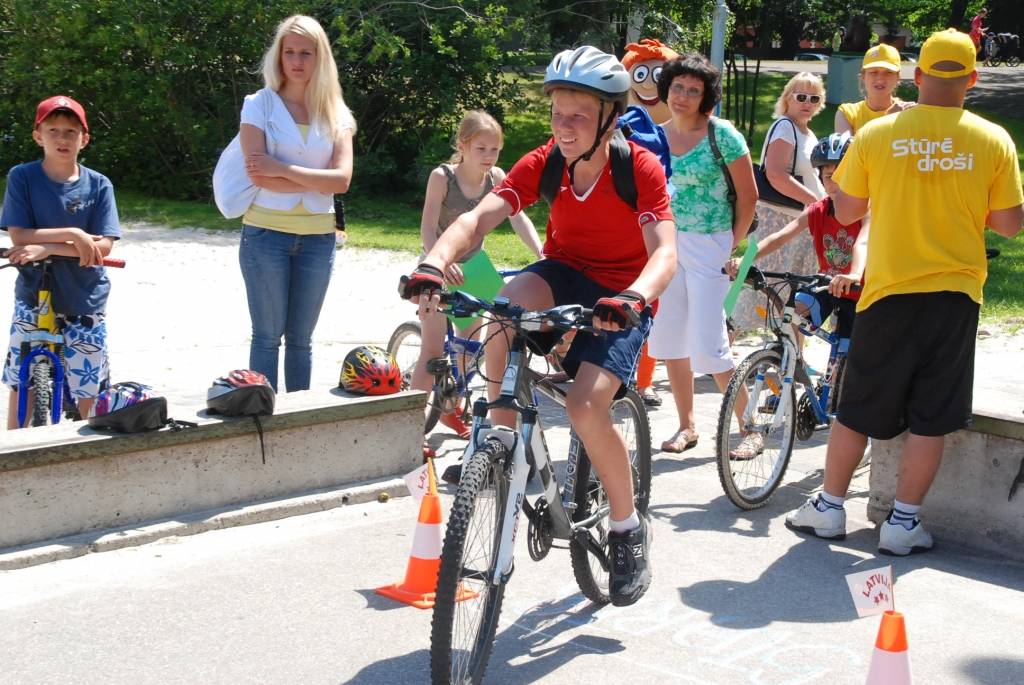 Šodien, 3. jūlijā, Liepājā, Jūrmalas parkā Bērnu rotaļu laukumā,  45 labākie bērni un jaunieši no piecām lielākajām Kurzemes pilsētām – Liepājas, Kuldīgas, Talsiem, Saldus un Ventspils – cīnās par bērnu rallija "Kurzeme 2009” čempiona...
Autors: Uldis Dobelis