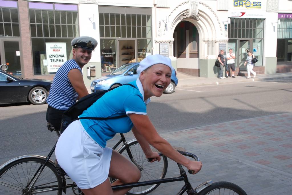 Šodien, 28. augustā, notika svinīga atjaunotā Karostas tilta atklāšanas pasākums. Liepājnieki devās gājienā, klausījās kamermūzikas koncertu un skatījās brīvdabas kino. Tilta savienošanas procesā radās tehniskas kļūmes - to nevarēja...
Autors: 