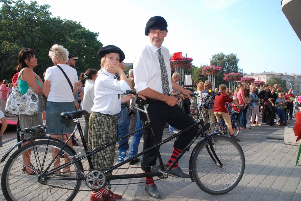 Šodien, 28. augustā, notika svinīga atjaunotā Karostas tilta atklāšanas pasākums. Liepājnieki devās gājienā, klausījās kamermūzikas koncertu un skatījās brīvdabas kino. Tilta savienošanas procesā radās tehniskas kļūmes - to nevarēja...
Autors: "Rekurzeme", portāls