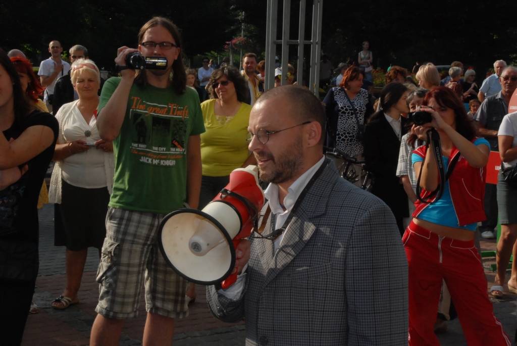 Šodien, 28. augustā, notika svinīga atjaunotā Karostas tilta atklāšanas pasākums. Liepājnieki devās gājienā, klausījās kamermūzikas koncertu un skatījās brīvdabas kino. Tilta savienošanas procesā radās tehniskas kļūmes - to nevarēja...
Autors: "Rekurzeme", portāls