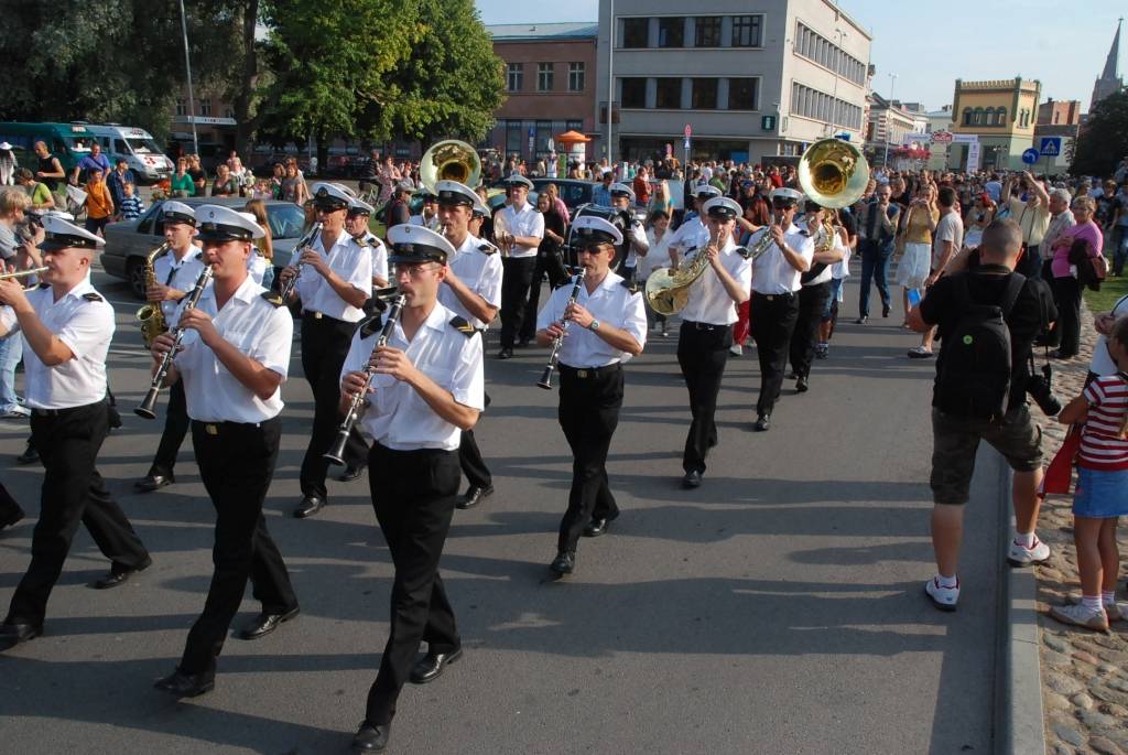 Šodien, 28. augustā, notika svinīga atjaunotā Karostas tilta atklāšanas pasākums. Liepājnieki devās gājienā, klausījās kamermūzikas koncertu un skatījās brīvdabas kino. Tilta savienošanas procesā radās tehniskas kļūmes - to nevarēja...
Autors: "Rekurzeme", portāls