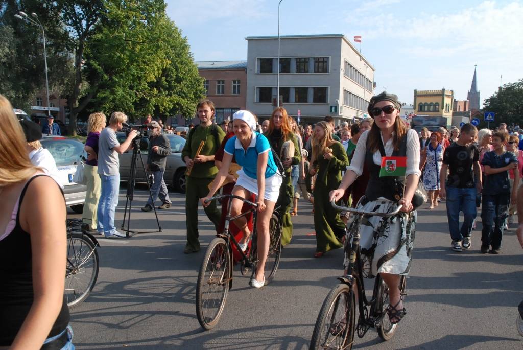 Šodien, 28. augustā, notika svinīga atjaunotā Karostas tilta atklāšanas pasākums. Liepājnieki devās gājienā, klausījās kamermūzikas koncertu un skatījās brīvdabas kino. Tilta savienošanas procesā radās tehniskas kļūmes - to nevarēja...
Autors: "Rekurzeme", portāls