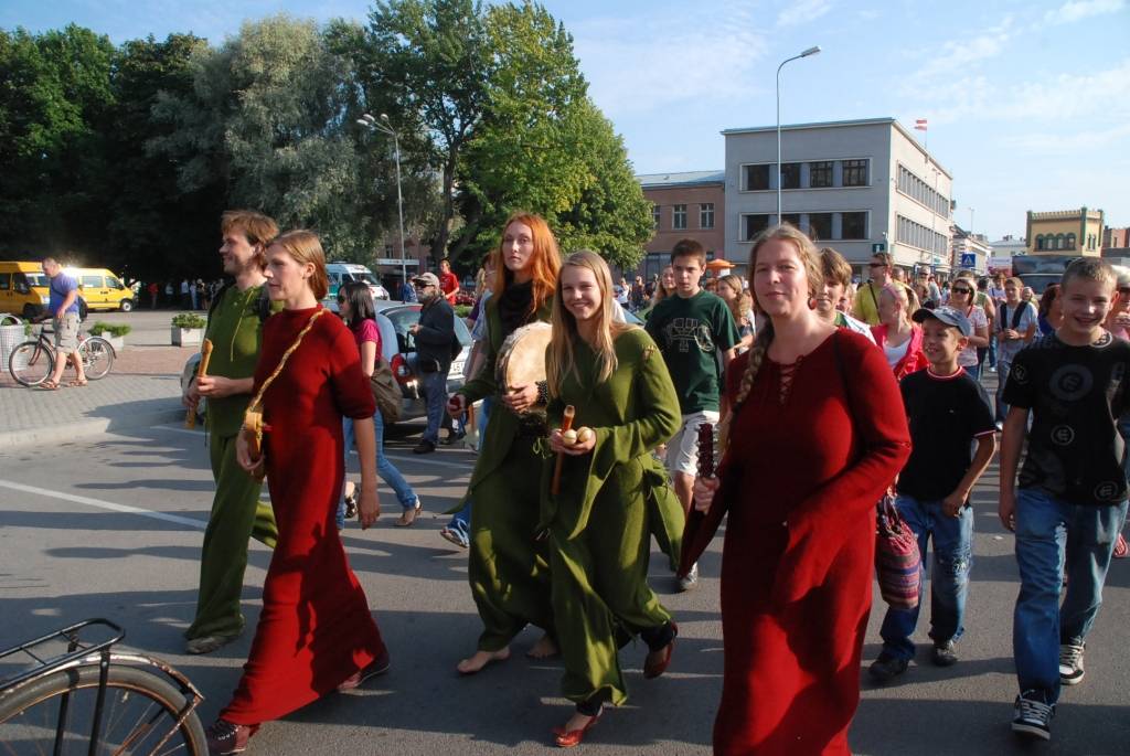 Šodien, 28. augustā, notika svinīga atjaunotā Karostas tilta atklāšanas pasākums. Liepājnieki devās gājienā, klausījās kamermūzikas koncertu un skatījās brīvdabas kino. Tilta savienošanas procesā radās tehniskas kļūmes - to nevarēja...
Autors: "Rekurzeme", portāls