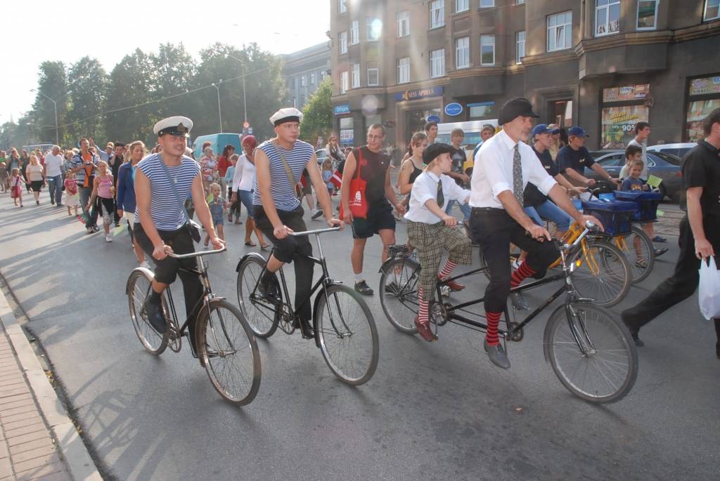 Šodien, 28. augustā, notika svinīga atjaunotā Karostas tilta atklāšanas pasākums. Liepājnieki devās gājienā, klausījās kamermūzikas koncertu un skatījās brīvdabas kino. Tilta savienošanas procesā radās tehniskas kļūmes - to nevarēja...
Autors: "Rekurzeme", portāls