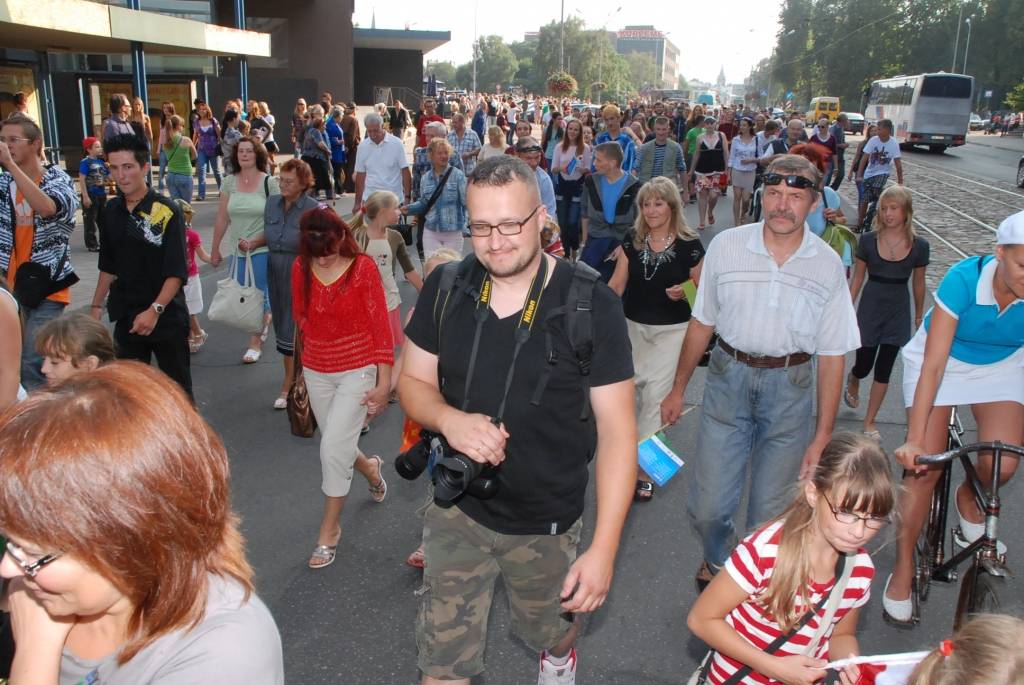 Šodien, 28. augustā, notika svinīga atjaunotā Karostas tilta atklāšanas pasākums. Liepājnieki devās gājienā, klausījās kamermūzikas koncertu un skatījās brīvdabas kino. Tilta savienošanas procesā radās tehniskas kļūmes - to nevarēja...
Autors: "Rekurzeme", portāls