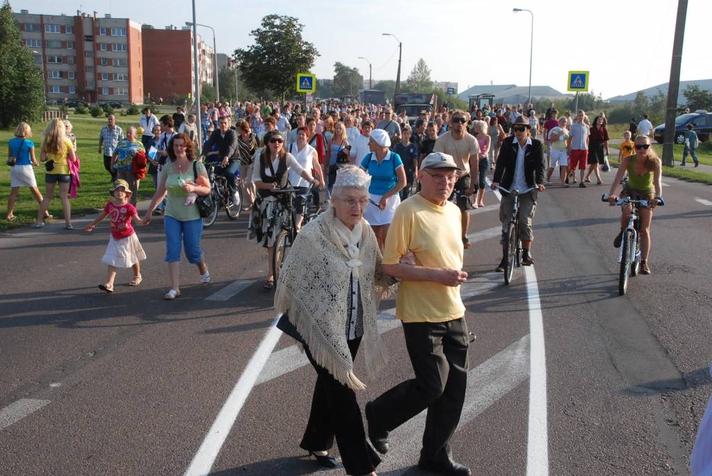 Šodien, 28. augustā, notika svinīga atjaunotā Karostas tilta atklāšanas pasākums. Liepājnieki devās gājienā, klausījās kamermūzikas koncertu un skatījās brīvdabas kino. Tilta savienošanas procesā radās tehniskas kļūmes - to nevarēja...
Autors: "Rekurzeme", portāls