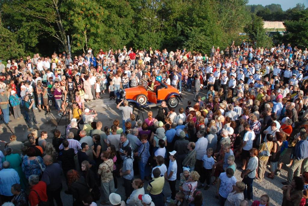 Šodien, 28. augustā, notika svinīga atjaunotā Karostas tilta atklāšanas pasākums. Liepājnieki devās gājienā, klausījās kamermūzikas koncertu un skatījās brīvdabas kino. Tilta savienošanas procesā radās tehniskas kļūmes - to nevarēja...
Autors: "Rekurzeme", portāls