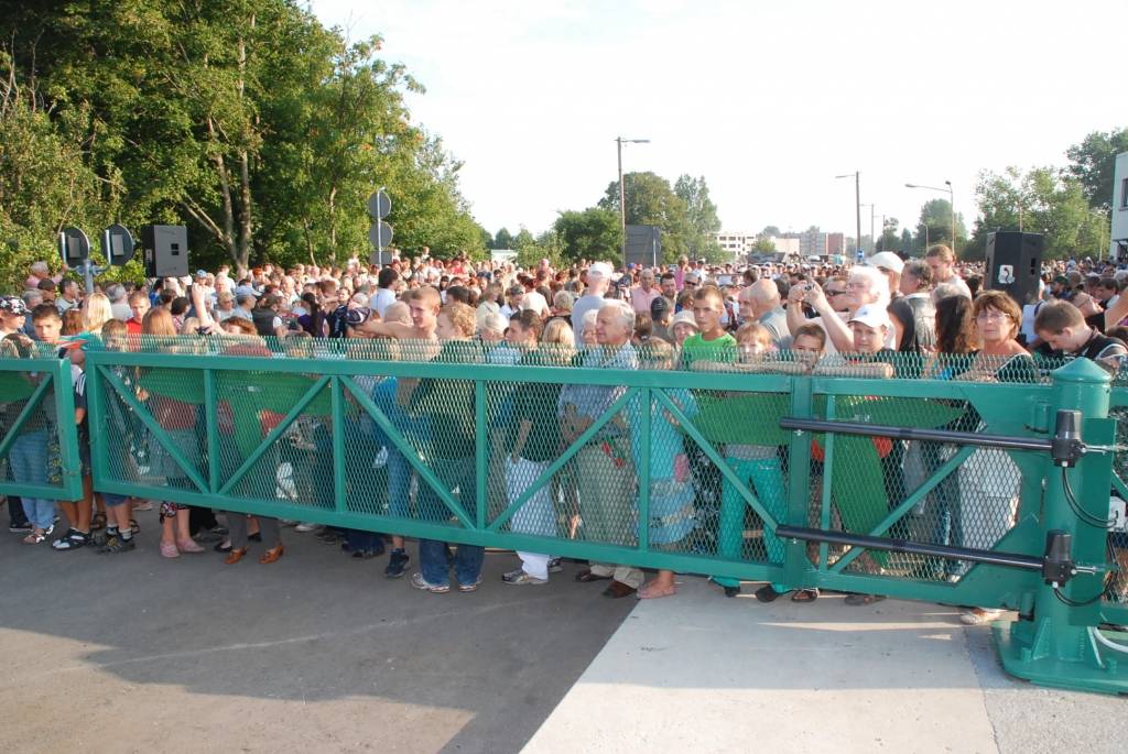 Šodien, 28. augustā, notika svinīga atjaunotā Karostas tilta atklāšanas pasākums. Liepājnieki devās gājienā, klausījās kamermūzikas koncertu un skatījās brīvdabas kino. Tilta savienošanas procesā radās tehniskas kļūmes - to nevarēja...
Autors: "Rekurzeme", portāls