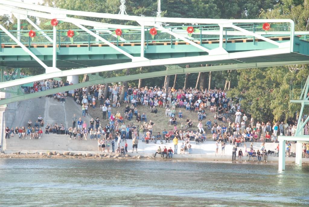 Šodien, 28. augustā, notika svinīga atjaunotā Karostas tilta atklāšanas pasākums. Liepājnieki devās gājienā, klausījās kamermūzikas koncertu un skatījās brīvdabas kino. Tilta savienošanas procesā radās tehniskas kļūmes - to nevarēja...
Autors: "Rekurzeme", portāls