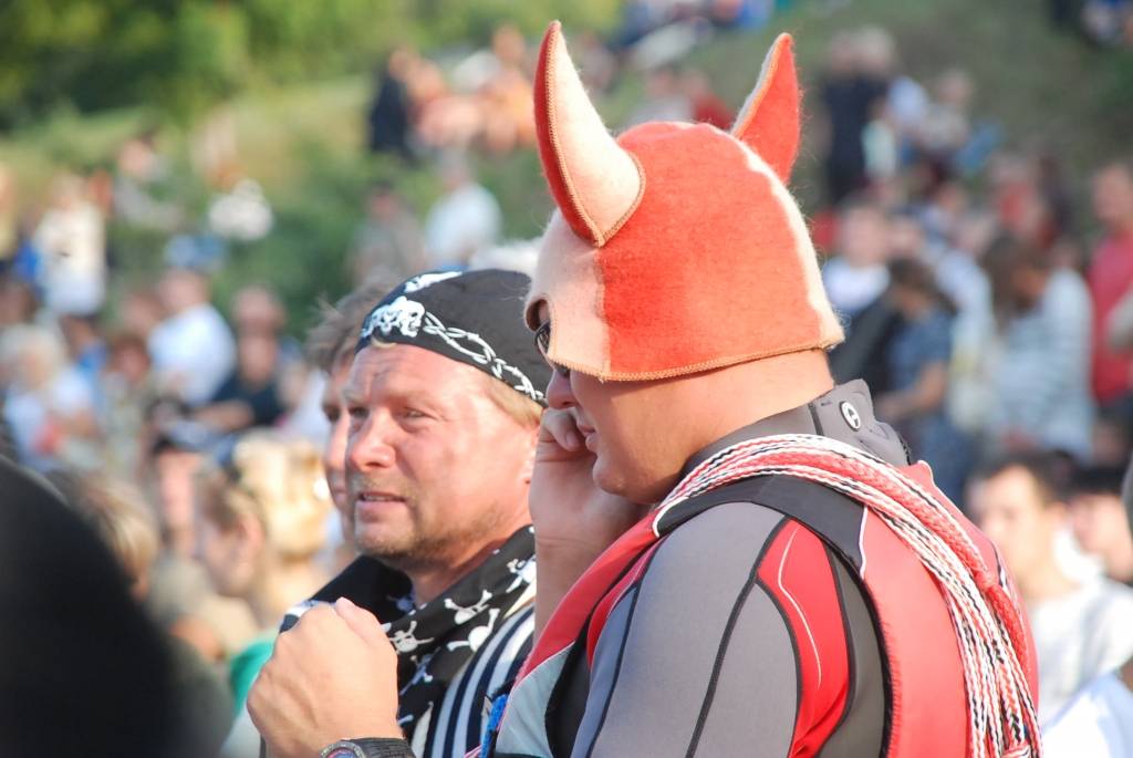 Šodien, 28. augustā, notika svinīga atjaunotā Karostas tilta atklāšanas pasākums. Liepājnieki devās gājienā, klausījās kamermūzikas koncertu un skatījās brīvdabas kino. Tilta savienošanas procesā radās tehniskas kļūmes - to nevarēja...
Autors: "Rekurzeme", portāls