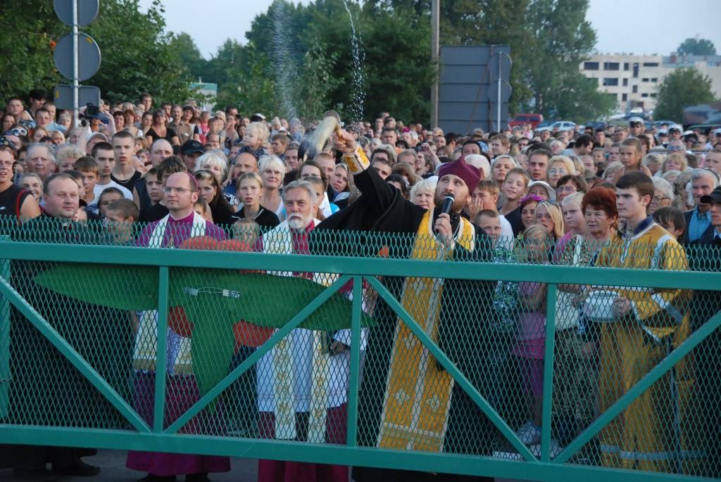 Šodien, 28. augustā, notika svinīga atjaunotā Karostas tilta atklāšanas pasākums. Liepājnieki devās gājienā, klausījās kamermūzikas koncertu un skatījās brīvdabas kino. Tilta savienošanas procesā radās tehniskas kļūmes - to nevarēja...
Autors: "Rekurzeme", portāls