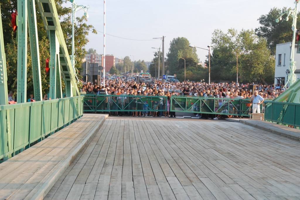 Šodien, 28. augustā, notika svinīga atjaunotā Karostas tilta atklāšanas pasākums. Liepājnieki devās gājienā, klausījās kamermūzikas koncertu un skatījās brīvdabas kino. Tilta savienošanas procesā radās tehniskas kļūmes - to nevarēja...
Autors: "Rekurzeme", portāls