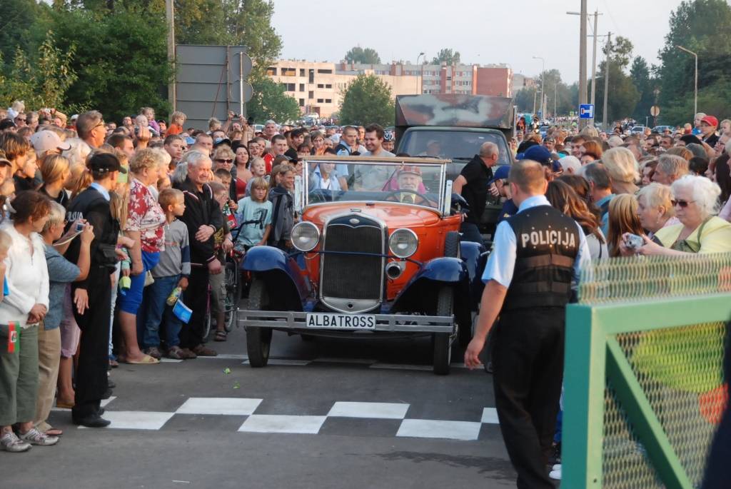Šodien, 28. augustā, notika svinīga atjaunotā Karostas tilta atklāšanas pasākums. Liepājnieki devās gājienā, klausījās kamermūzikas koncertu un skatījās brīvdabas kino. Tilta savienošanas procesā radās tehniskas kļūmes - to nevarēja...
Autors: "Rekurzeme", portāls