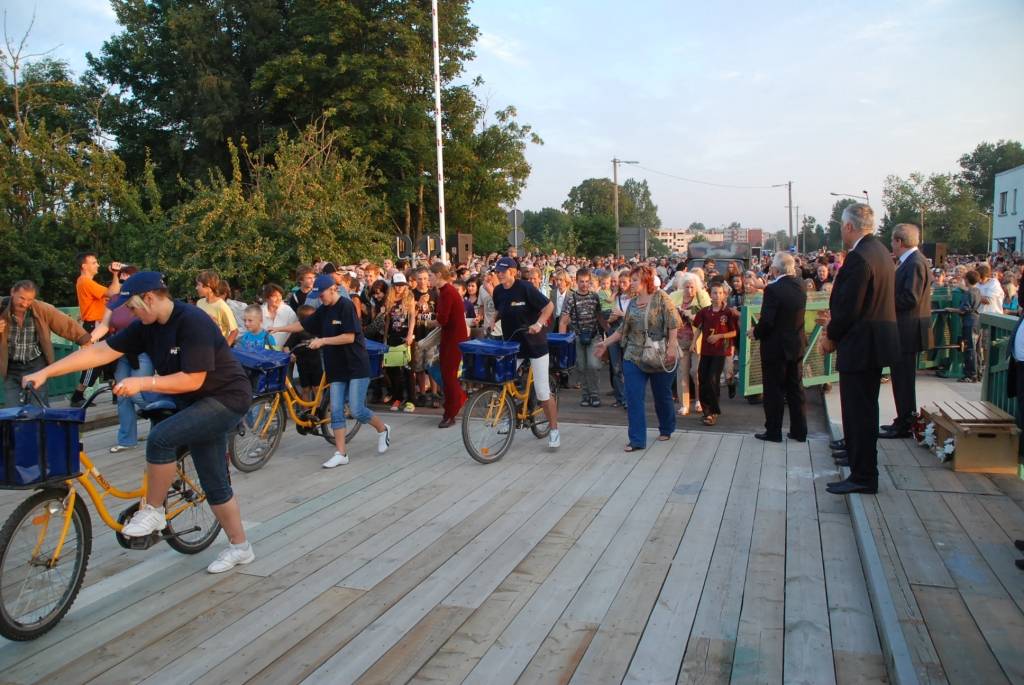 Šodien, 28. augustā, notika svinīga atjaunotā Karostas tilta atklāšanas pasākums. Liepājnieki devās gājienā, klausījās kamermūzikas koncertu un skatījās brīvdabas kino. Tilta savienošanas procesā radās tehniskas kļūmes - to nevarēja...
Autors: "Rekurzeme", portāls