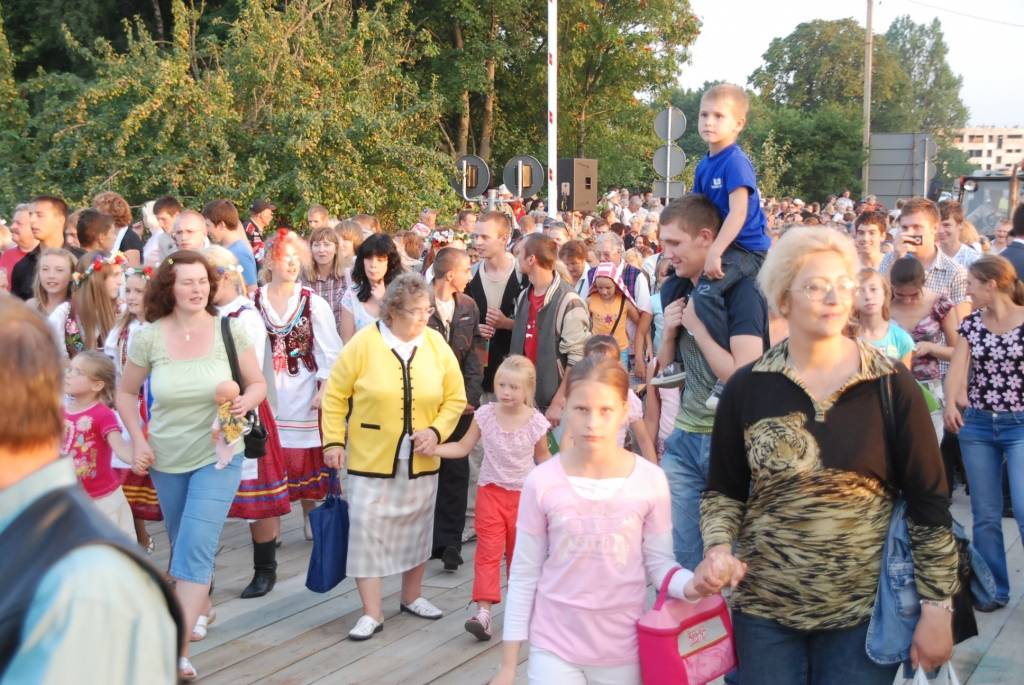 Šodien, 28. augustā, notika svinīga atjaunotā Karostas tilta atklāšanas pasākums. Liepājnieki devās gājienā, klausījās kamermūzikas koncertu un skatījās brīvdabas kino. Tilta savienošanas procesā radās tehniskas kļūmes - to nevarēja...
Autors: "Rekurzeme", portāls