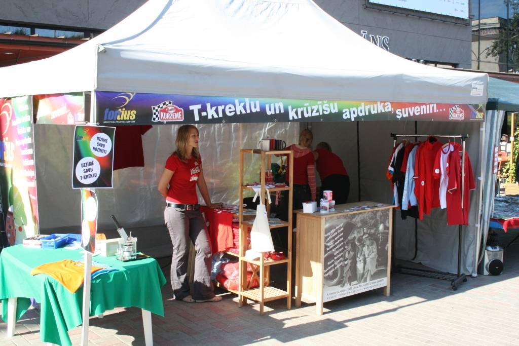 Šodien, 28. augustā, līdz pulksten 17 Liepājā pie tirdzniecības nama "Kurzeme" notiek tirdziņš "No rallija uz skolu!". 
Autors: Uldis Dobelis