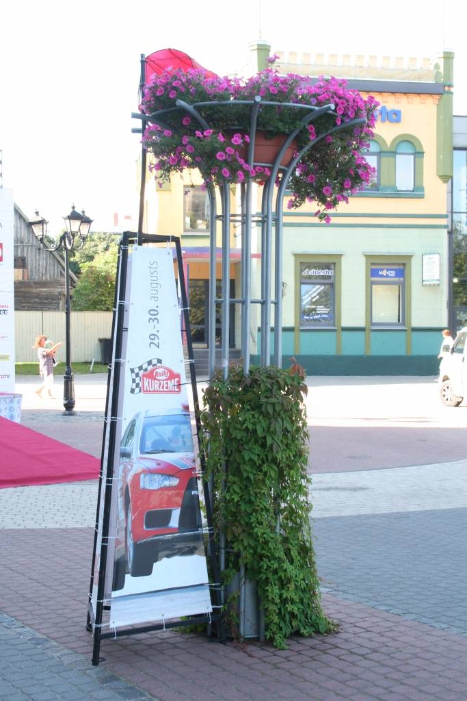 Tuvojas rallijs "Kurzeme 2009". Šodien, 28. augustā, Rožu laukumā Liepājā jau uzslieta starta estakāde. Rallija atklāšana būs sestdien, 29. augustā, pulksten 15.30. Pēc tam ekipāžas sacentīsies pilsētas ātrumposmā. Svētdien sacensības...
Autors: Uldis Dobelis