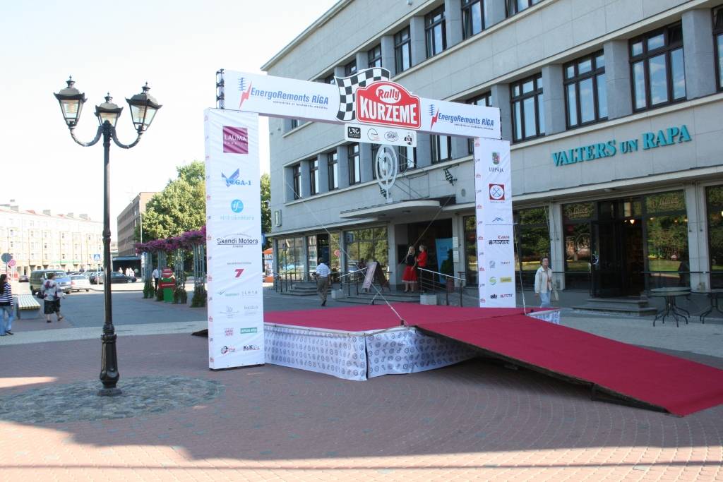 Tuvojas rallijs "Kurzeme 2009". Šodien, 28. augustā, Rožu laukumā Liepājā jau uzslieta starta estakāde. Rallija atklāšana būs sestdien, 29. augustā, pulksten 15.30. Pēc tam ekipāžas sacentīsies pilsētas ātrumposmā. Svētdien sacensības...
Autors: Uldis Dobelis
