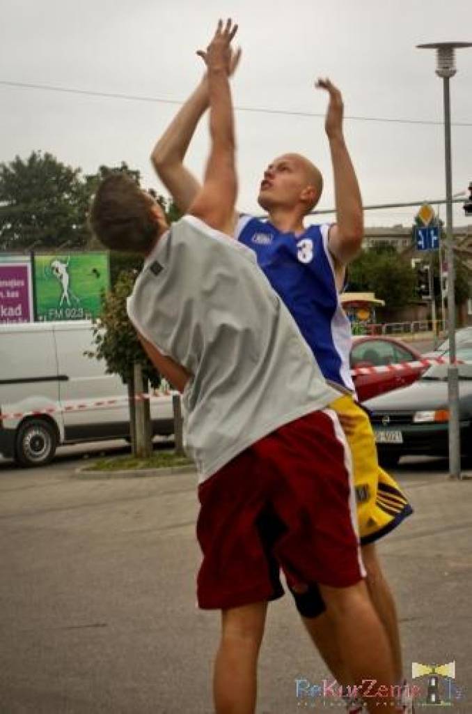 Pie tirdzniecības centra “Sala XL” Liepājā sestdien, 22. augustā, noslēdzās turnīrs “Vasaras ielu basketbols”. Tas kopumā notika četros posmos.
Autors: Uldis Dobelis