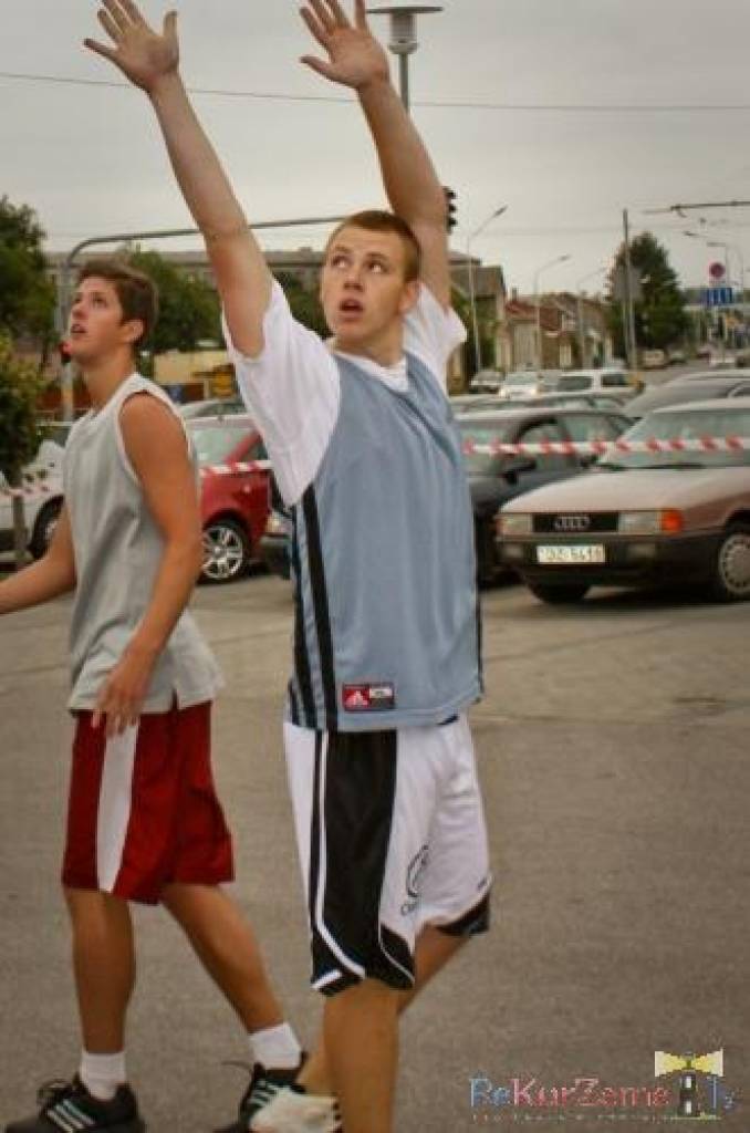 Pie tirdzniecības centra “Sala XL” Liepājā sestdien, 22. augustā, noslēdzās turnīrs “Vasaras ielu basketbols”. Tas kopumā notika četros posmos.
Autors: Uldis Dobelis