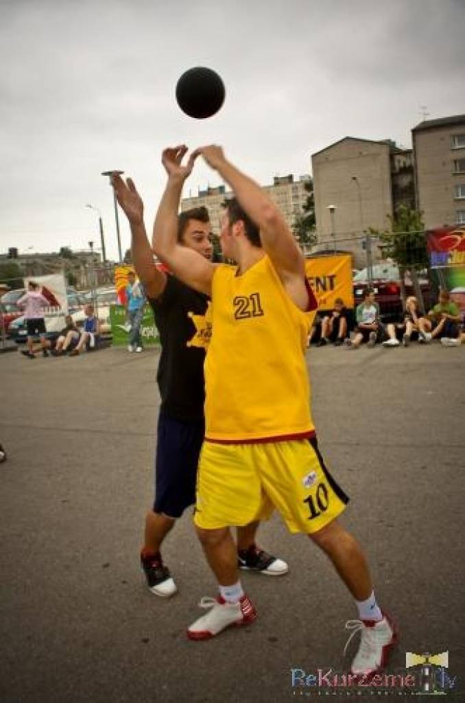 Pie tirdzniecības centra “Sala XL” Liepājā sestdien, 22. augustā, noslēdzās turnīrs “Vasaras ielu basketbols”. Tas kopumā notika četros posmos.
Autors: Uldis Dobelis