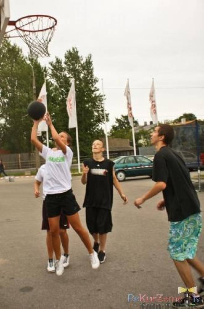 Pie tirdzniecības centra “Sala XL” Liepājā sestdien, 22. augustā, noslēdzās turnīrs “Vasaras ielu basketbols”. Tas kopumā notika četros posmos.
Autors: Uldis Dobelis