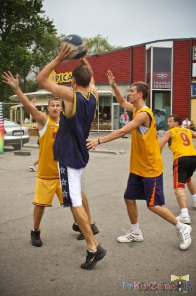 Pie tirdzniecības centra “Sala XL” Liepājā sestdien, 22. augustā, noslēdzās turnīrs “Vasaras ielu basketbols”. Tas kopumā notika četros posmos.
Autors: Uldis Dobelis