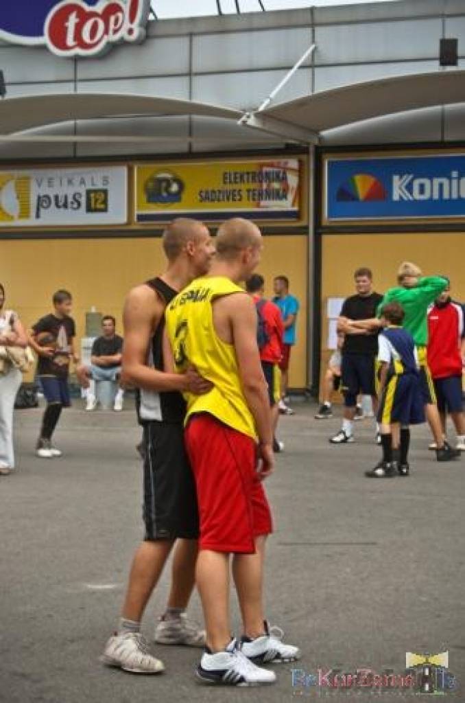 Pie tirdzniecības centra “Sala XL” Liepājā sestdien, 22. augustā, noslēdzās turnīrs “Vasaras ielu basketbols”. Tas kopumā notika četros posmos.
Autors: Uldis Dobelis