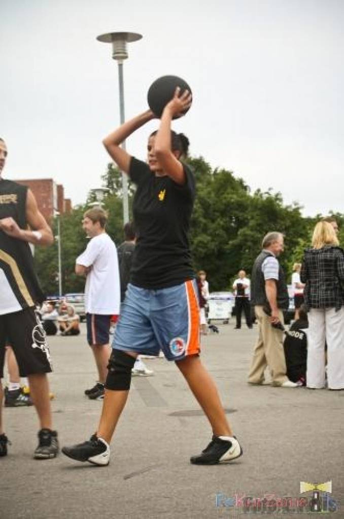 Pie tirdzniecības centra “Sala XL” Liepājā sestdien, 22. augustā, noslēdzās turnīrs “Vasaras ielu basketbols”. Tas kopumā notika četros posmos.
Autors: Uldis Dobelis