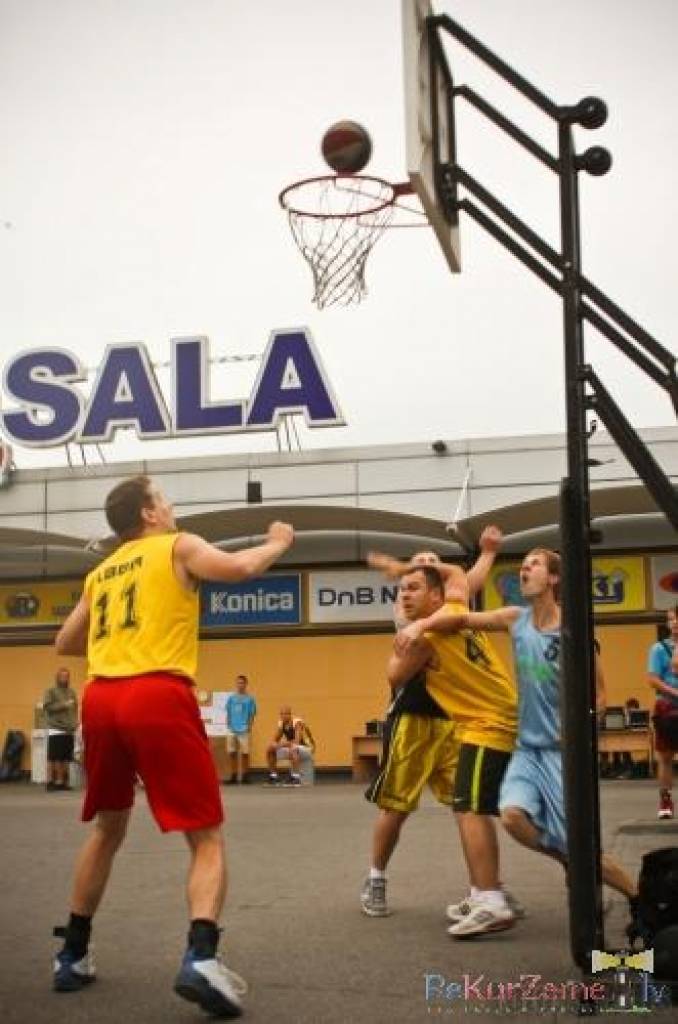 Pie tirdzniecības centra “Sala XL” Liepājā sestdien, 22. augustā, noslēdzās turnīrs “Vasaras ielu basketbols”. Tas kopumā notika četros posmos.
Autors: Uldis Dobelis