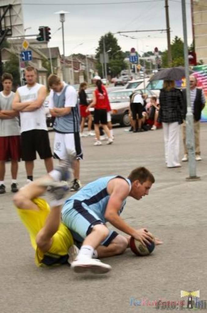 Pie tirdzniecības centra “Sala XL” Liepājā sestdien, 22. augustā, noslēdzās turnīrs “Vasaras ielu basketbols”. Tas kopumā notika četros posmos.
Autors: Uldis Dobelis
