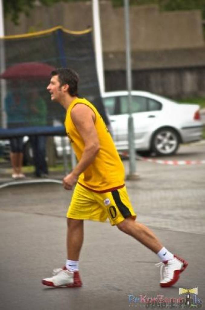 Pie tirdzniecības centra “Sala XL” Liepājā sestdien, 22. augustā, noslēdzās turnīrs “Vasaras ielu basketbols”. Tas kopumā notika četros posmos.
Autors: Uldis Dobelis