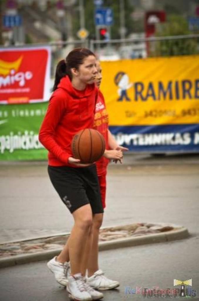 Pie tirdzniecības centra “Sala XL” Liepājā sestdien, 22. augustā, noslēdzās turnīrs “Vasaras ielu basketbols”. Tas kopumā notika četros posmos.
Autors: Uldis Dobelis