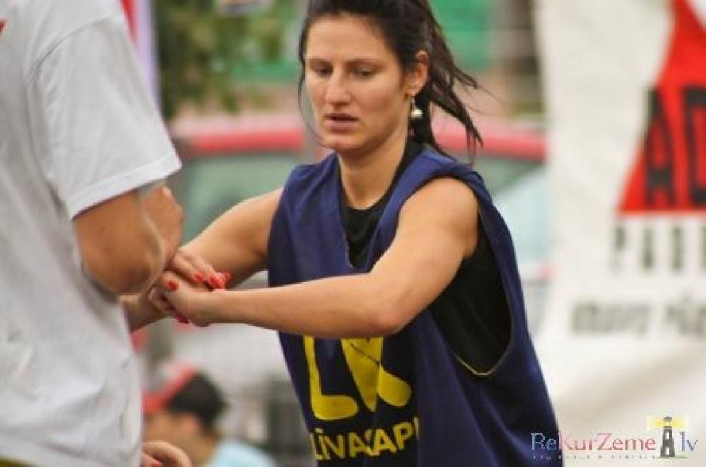 Pie tirdzniecības centra “Sala XL” Liepājā sestdien, 22. augustā, noslēdzās turnīrs “Vasaras ielu basketbols”. Tas kopumā notika četros posmos.
Autors: Uldis Dobelis