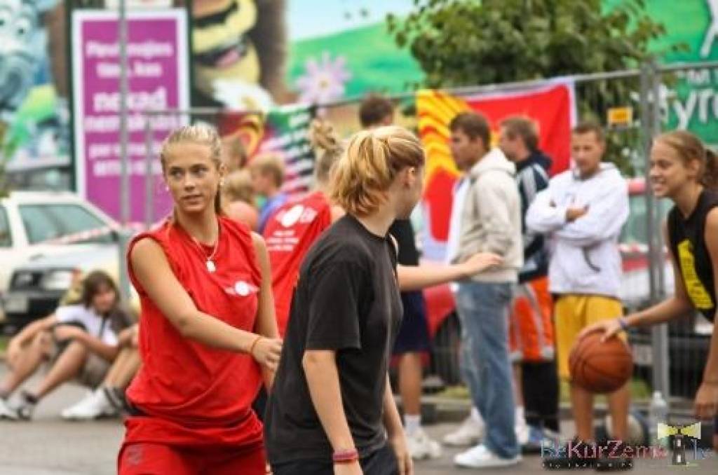 Pie tirdzniecības centra “Sala XL” Liepājā sestdien, 22. augustā, noslēdzās turnīrs “Vasaras ielu basketbols”. Tas kopumā notika četros posmos.
Autors: Uldis Dobelis