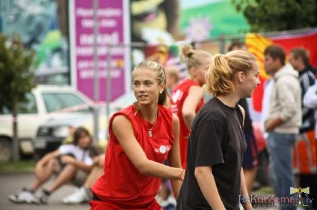 Pie tirdzniecības centra “Sala XL” Liepājā sestdien, 22. augustā, noslēdzās turnīrs “Vasaras ielu basketbols”. Tas kopumā notika četros posmos.
Autors: Uldis Dobelis