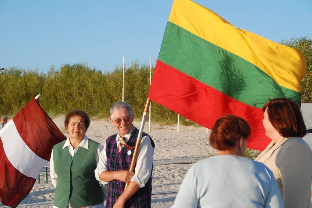 Svētdienas, 23. augusta, vakarā jūras krastā ar ugunskuru un kopīgām dziesmām liepājnieki pieminēja 1989.gada 23.augustā notikušo akciju "Baltijas ceļš" un 1939. gadā PSRS un Vācijas noslēgtā Molotova – Ribentropa pakta 70. gadadienu.
