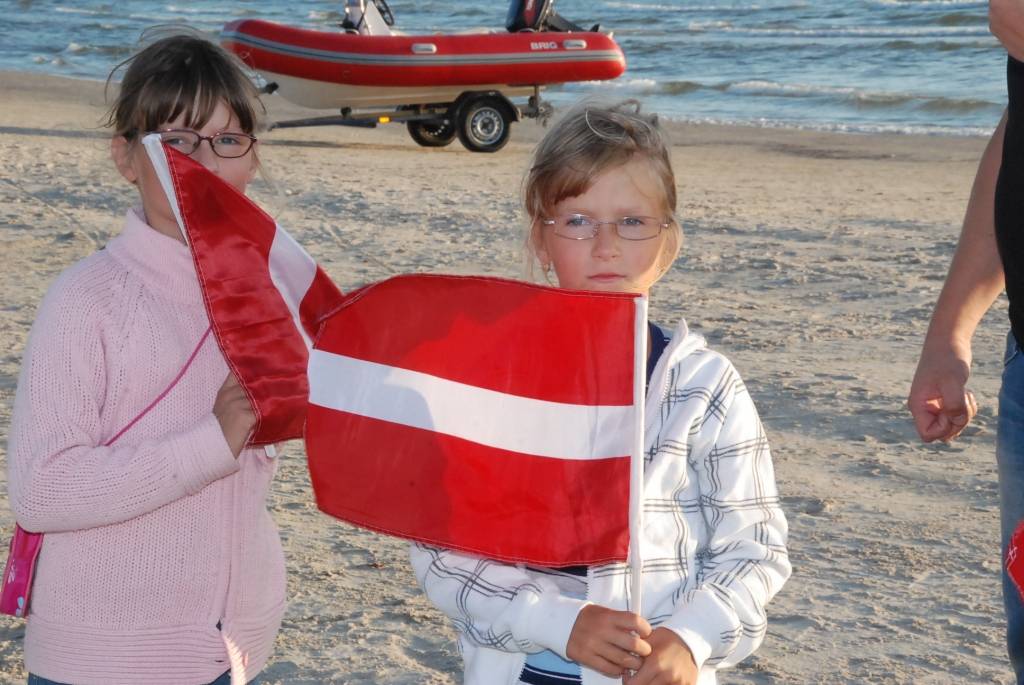 Svētdienas, 23. augusta, vakarā jūras krastā ar ugunskuru un kopīgām dziesmām liepājnieki pieminēja 1989.gada 23.augustā notikušo akciju "Baltijas ceļš" un 1939. gadā PSRS un Vācijas noslēgtā Molotova – Ribentropa pakta 70. gadadienu.