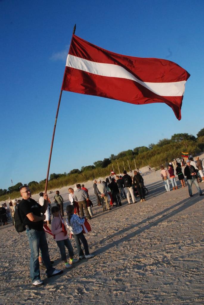 Svētdienas, 23. augusta, vakarā jūras krastā ar ugunskuru un kopīgām dziesmām liepājnieki pieminēja 1989.gada 23.augustā notikušo akciju "Baltijas ceļš" un 1939. gadā PSRS un Vācijas noslēgtā Molotova – Ribentropa pakta 70. gadadienu.
