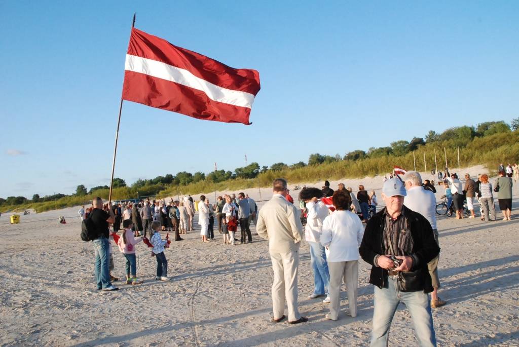 Svētdienas, 23. augusta, vakarā jūras krastā ar ugunskuru un kopīgām dziesmām liepājnieki pieminēja 1989.gada 23.augustā notikušo akciju "Baltijas ceļš" un 1939. gadā PSRS un Vācijas noslēgtā Molotova – Ribentropa pakta 70. gadadienu.