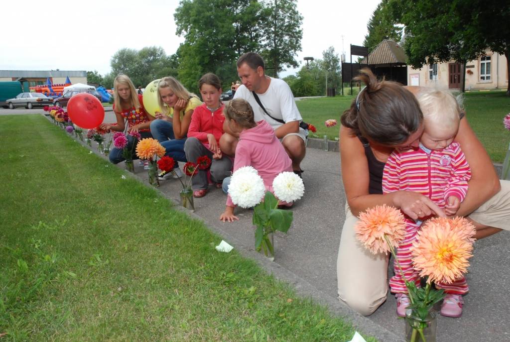Ar plašu trīs dienu programmu nedēļas nogalē sevi pieteica Vērgales pagasta svētki. Vērgalnieki tos ar mīlestību bija radījuši paši sev un viens otram. Plašāk par svētkiem un tajos piedzīvoto lasiet rītdienas, 24.augusta, "Kursas Laikā"!
Autors: "Rekurzeme", portāls