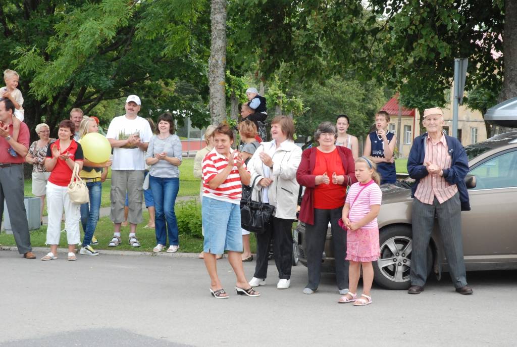 Ar plašu trīs dienu programmu nedēļas nogalē sevi pieteica Vērgales pagasta svētki. Vērgalnieki tos ar mīlestību bija radījuši paši sev un viens otram. Plašāk par svētkiem un tajos piedzīvoto lasiet rītdienas, 24.augusta, "Kursas Laikā"!
Autors: "Rekurzeme", portāls