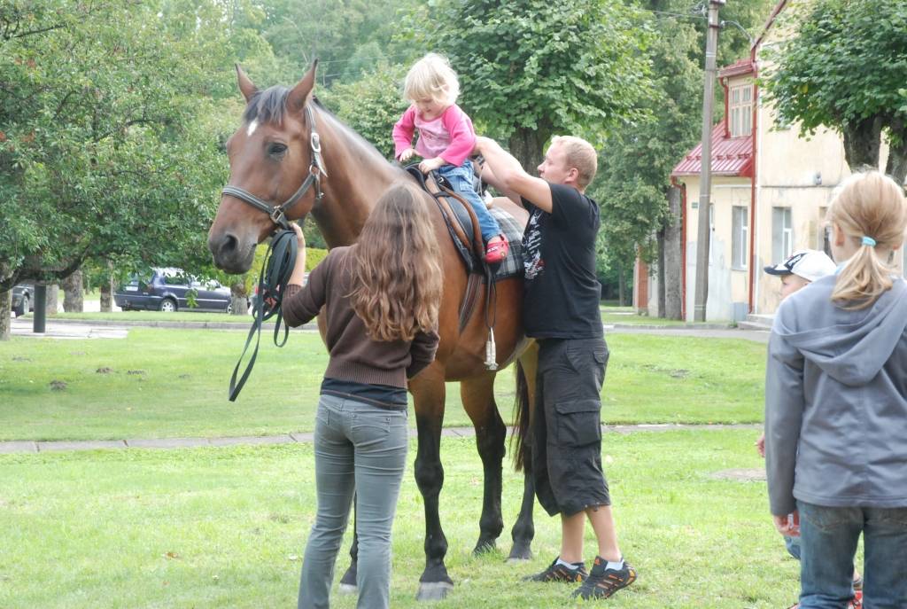 Ar plašu trīs dienu programmu nedēļas nogalē sevi pieteica Vērgales pagasta svētki. Vērgalnieki tos ar mīlestību bija radījuši paši sev un viens otram. Plašāk par svētkiem un tajos piedzīvoto lasiet rītdienas, 24.augusta, "Kursas Laikā"!
Autors: "Rekurzeme", portāls