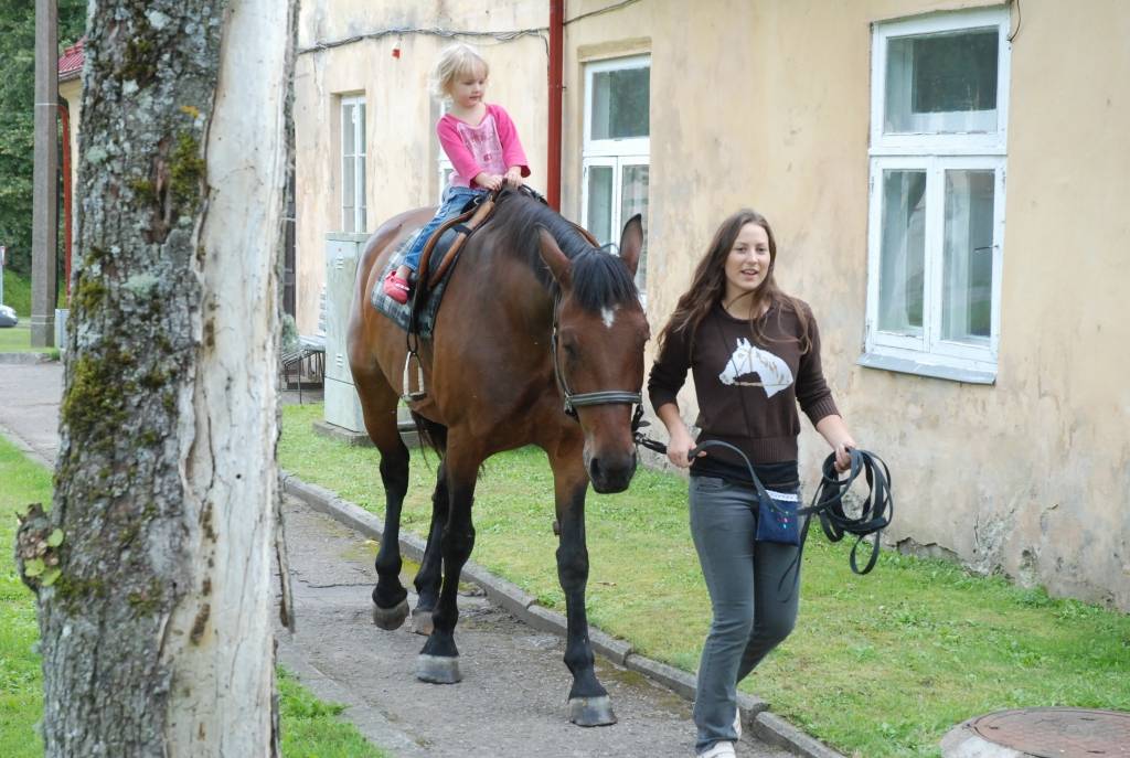 Ar plašu trīs dienu programmu nedēļas nogalē sevi pieteica Vērgales pagasta svētki. Vērgalnieki tos ar mīlestību bija radījuši paši sev un viens otram. Plašāk par svētkiem un tajos piedzīvoto lasiet rītdienas, 24.augusta, "Kursas Laikā"!
Autors: "Rekurzeme", portāls